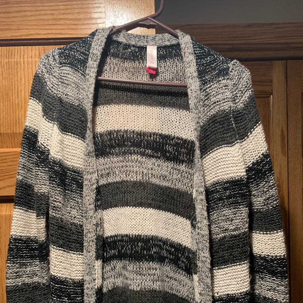 Women’s black and white striped cardigan long